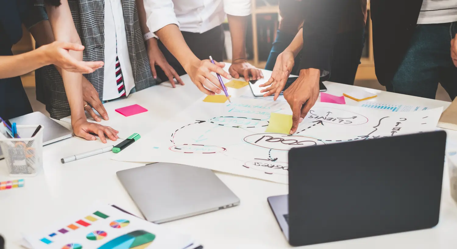 Gruppe asiatischer Geschäftsleute und kreativer Designer treffen sich im Büro